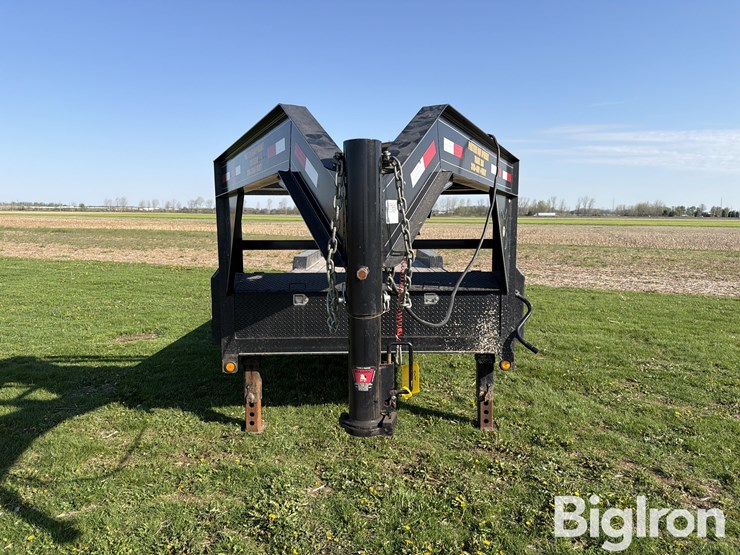 2009-load-max-tri/a-gooseneck-flatbed-trailer-image-2