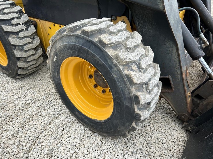 new-holland-l180-image-13