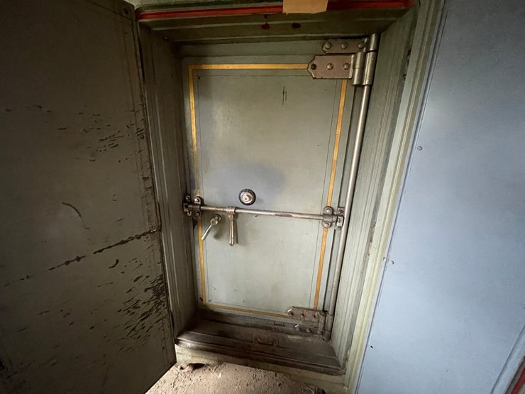 #7082-•-die-bold-safe-and-lock-co.-safe-image-6