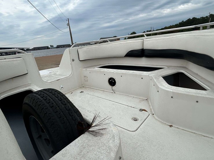 1996-chaparral-sunesta-230-deck-boat-w/mercruiser-se116-inboard/outboard-&-trailer-(no-title~bos-onl-image-15