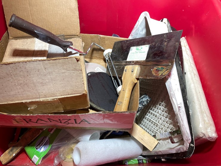 #7040-•-tote-of-painting-supplies-image-3
