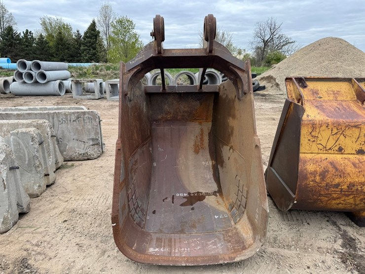 #3954-•-raveling-approx-46"-excavator-bucket-image-4