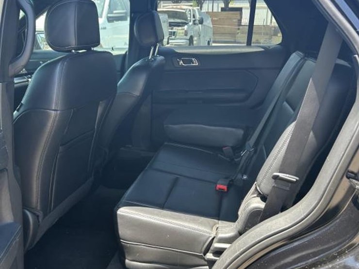 2017-ford-explorer-image-15