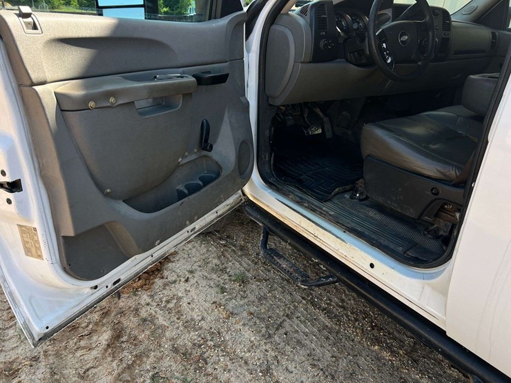 2013-chevrolet-silverado-3500hd-image-19