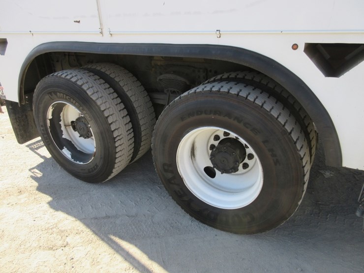 2016-freightliner-114sd-image-40