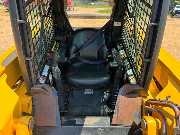 2009-deere-ct332-image-18