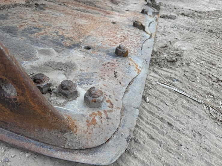 #3958-•-approx-10'-loader-bucket-image-8
