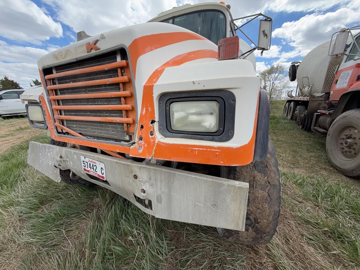 2001-mack-rd690s-image-61