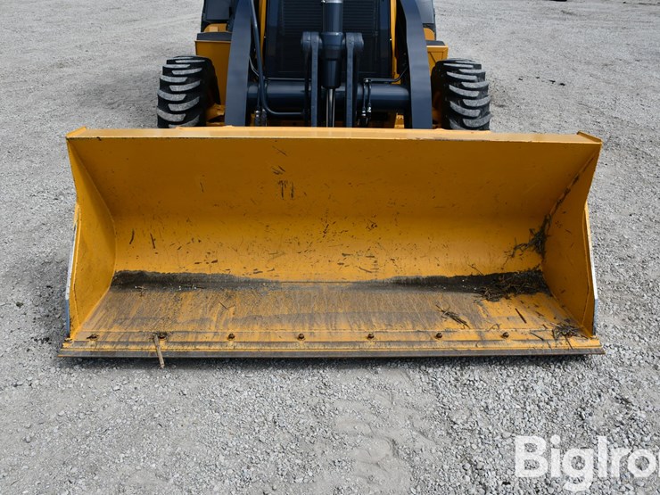 2024-john-deere-410-image-9
