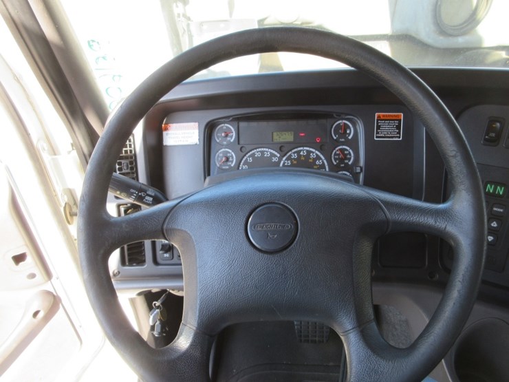 2016-freightliner-114sd-image-14