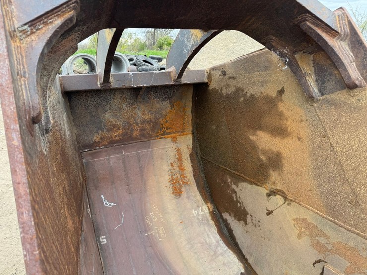 #3954-•-raveling-approx-46"-excavator-bucket-image-12