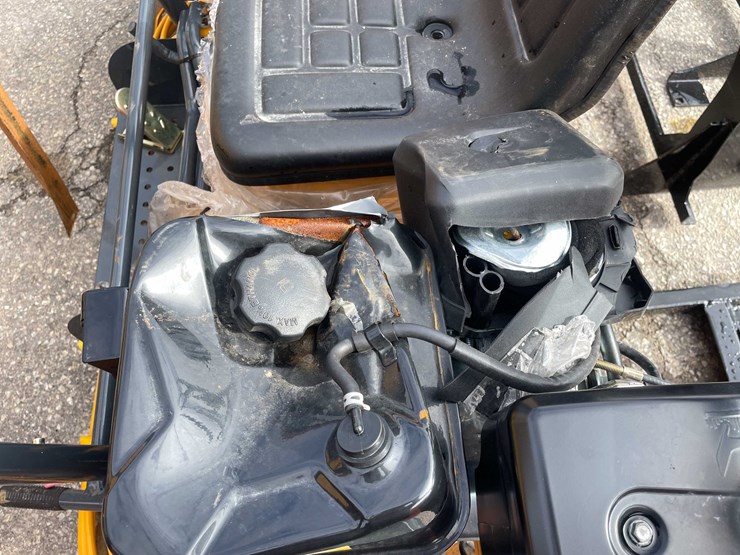 #9043-•-unused-ride-on-concrete-power-trowel-(o12)-image-18