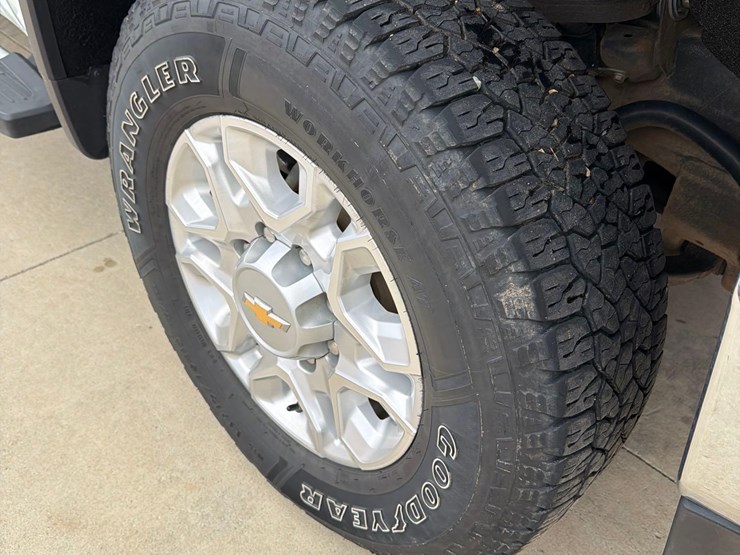 2021-chevrolet-2500hd-image-16