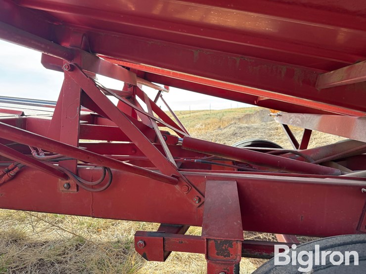 new-holland-1037-image-10