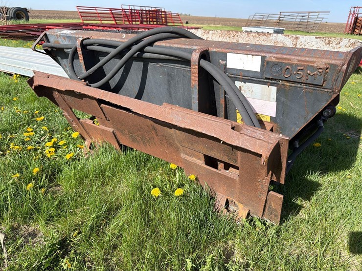 skidloader-quick-tach-cement-bucket-image-9