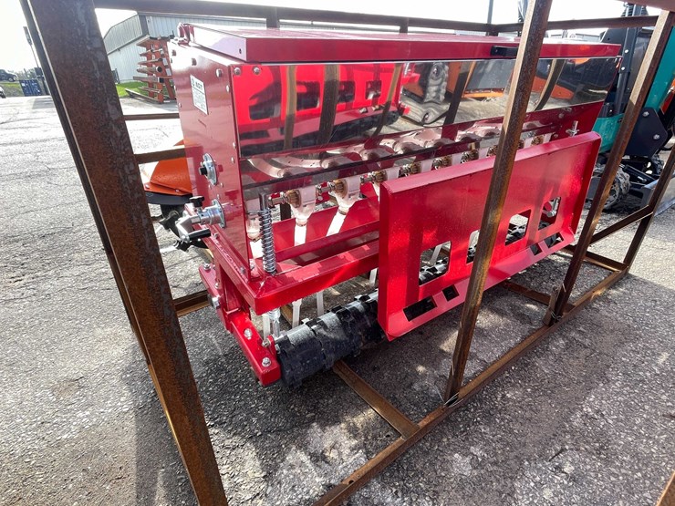 #9027-•-unused-agt-70-skid-steer-universal-mount-(o12)-image-6