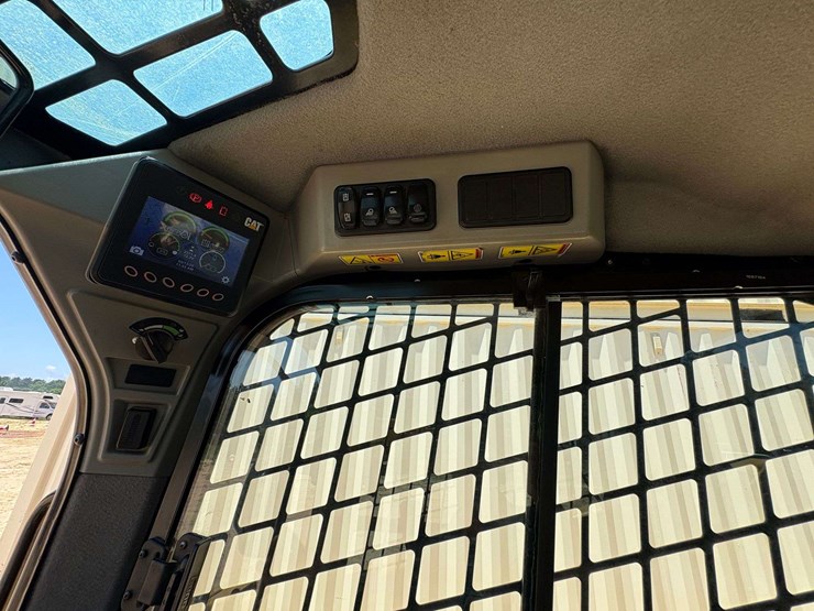 2021-caterpillar-279d3-image-16