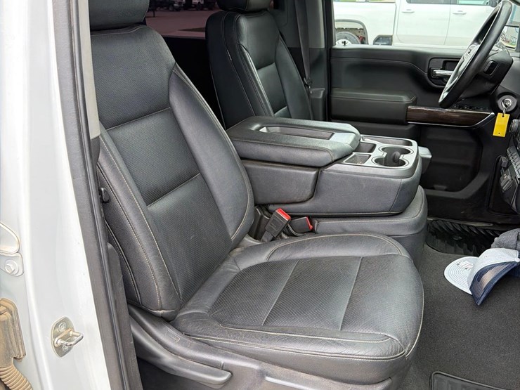 2021-chevrolet-2500hd-image-40