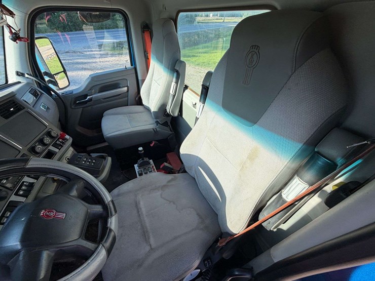 2016-kenworth-t880-image-22