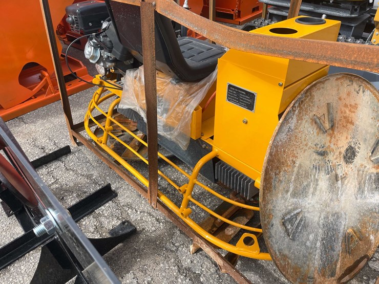 #9043-•-unused-ride-on-concrete-power-trowel-(o12)-image-35