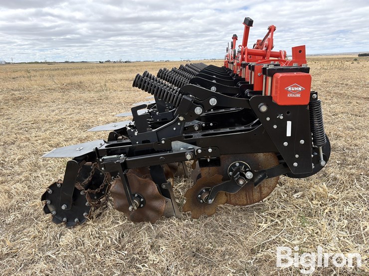 2019-kuhn-gladiator-1205-strip-tiller-image-4