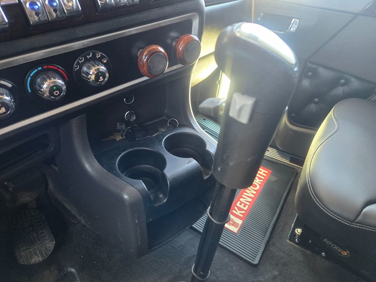 2023-kenworth-w900-image-64