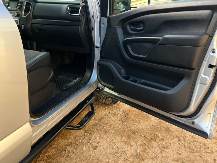 2016-nissan-titan-image-23