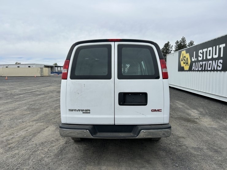 2016-gmc-savana-cargo-van-image-4