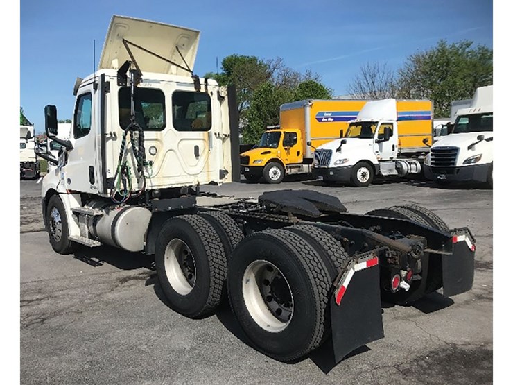 2018-freightliner-cascadia-126-image-2