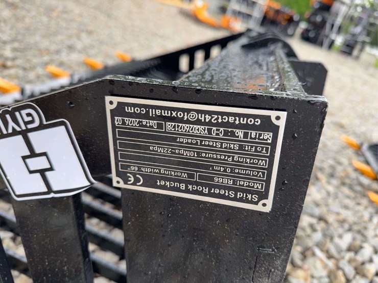 2026-giyi-66"-skid-steer-rock-bucket-image-8