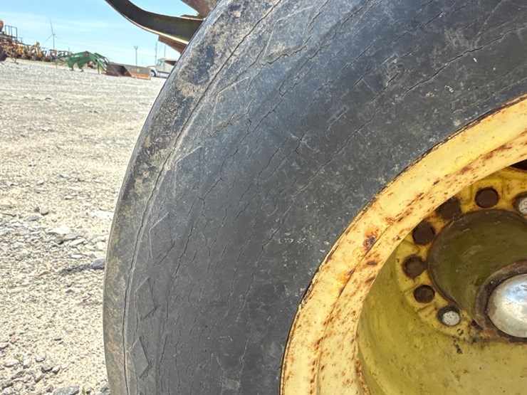 john-deere-301-image-13