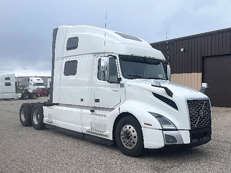 2022-volvo-vnl860-image-1