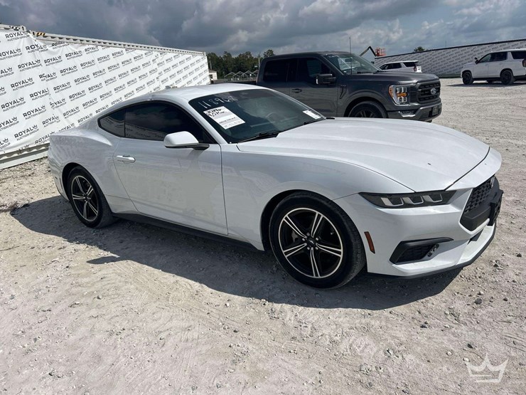 2024-ford-mustang-coupe-image-2