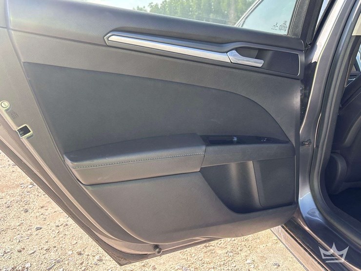 2014-ford-fusion-sedan-image-24