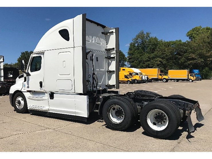 2021-freightliner-cascadia-126-image-2
