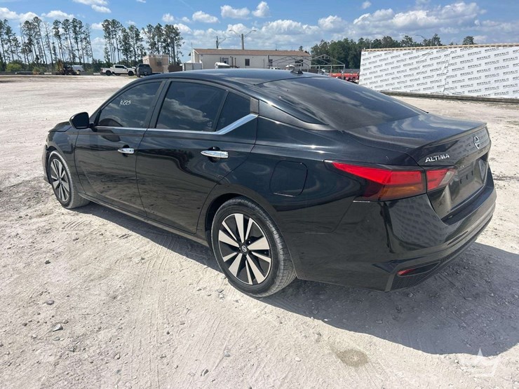 2022-nissan-altima-sedan-image-4