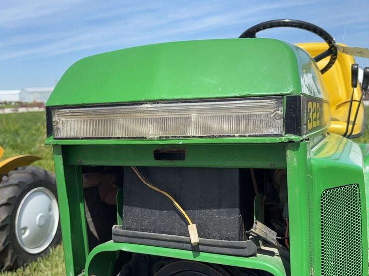 john-deere-322-image-12
