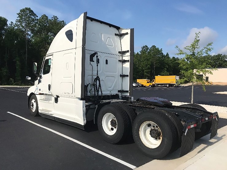 2021-freightliner-cascadia-126-image-2