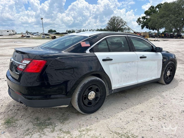 2018-ford-taurus-sedan.-image-3