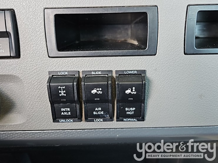 2020-freightliner-cascadia-126-image-41