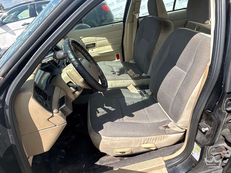 2007-ford-crown-victoria-sedan-image-10