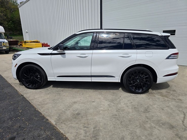 2024-lincoln-aviator-image-2