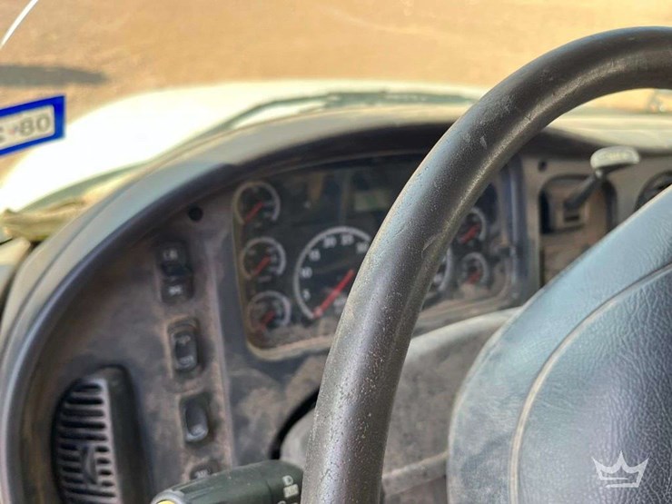 2010-freightliner-m2-106-image-18