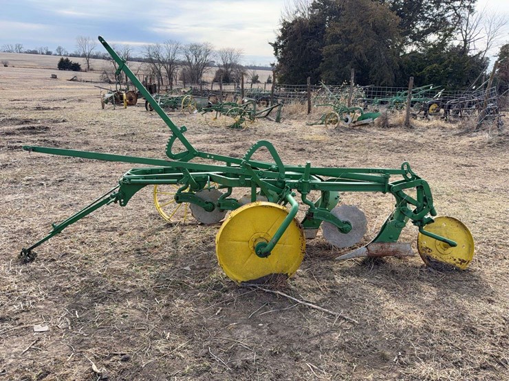 john-deere-pull-type-three-bottom-plow-image-2