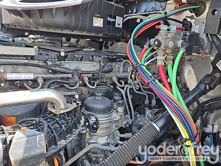 2020-freightliner-cascadia-126-image-25