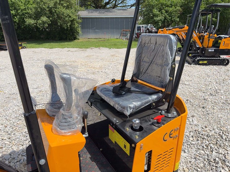 2026-miva-va13-mini-excavator-image-11