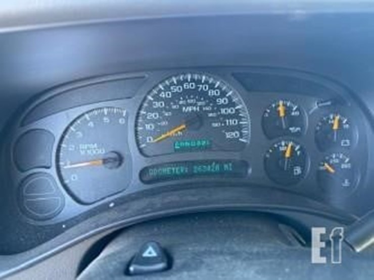 2004-chevrolet-suburban-image-2