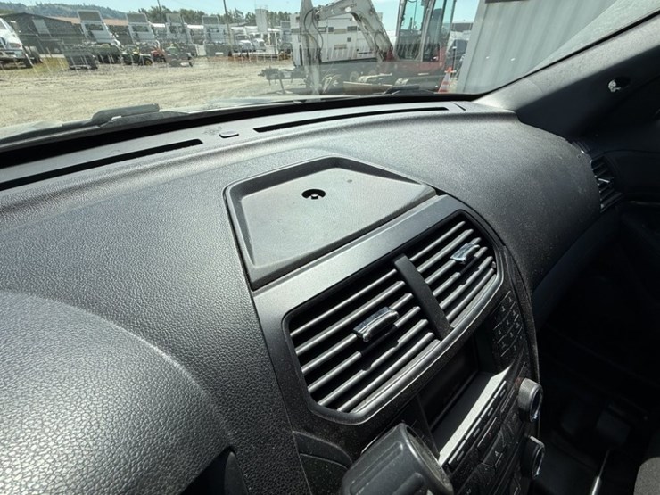 2018-ford-explorer-image-32