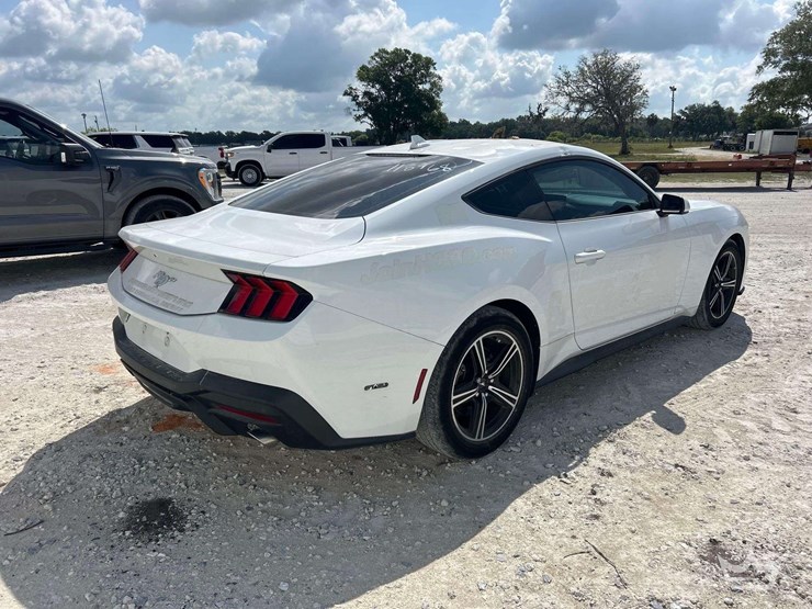 2024-ford-mustang-coupe-image-3