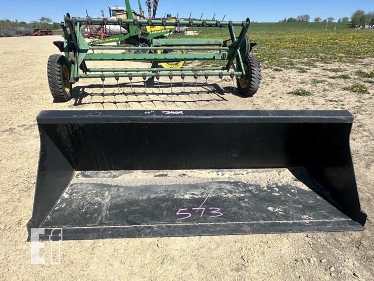 66"-loader-bucket-image-5